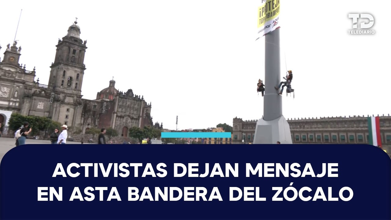 Activistas escalan asta bandera del Zócalo en protesta contra planta de fertilizantes en Topolobampo