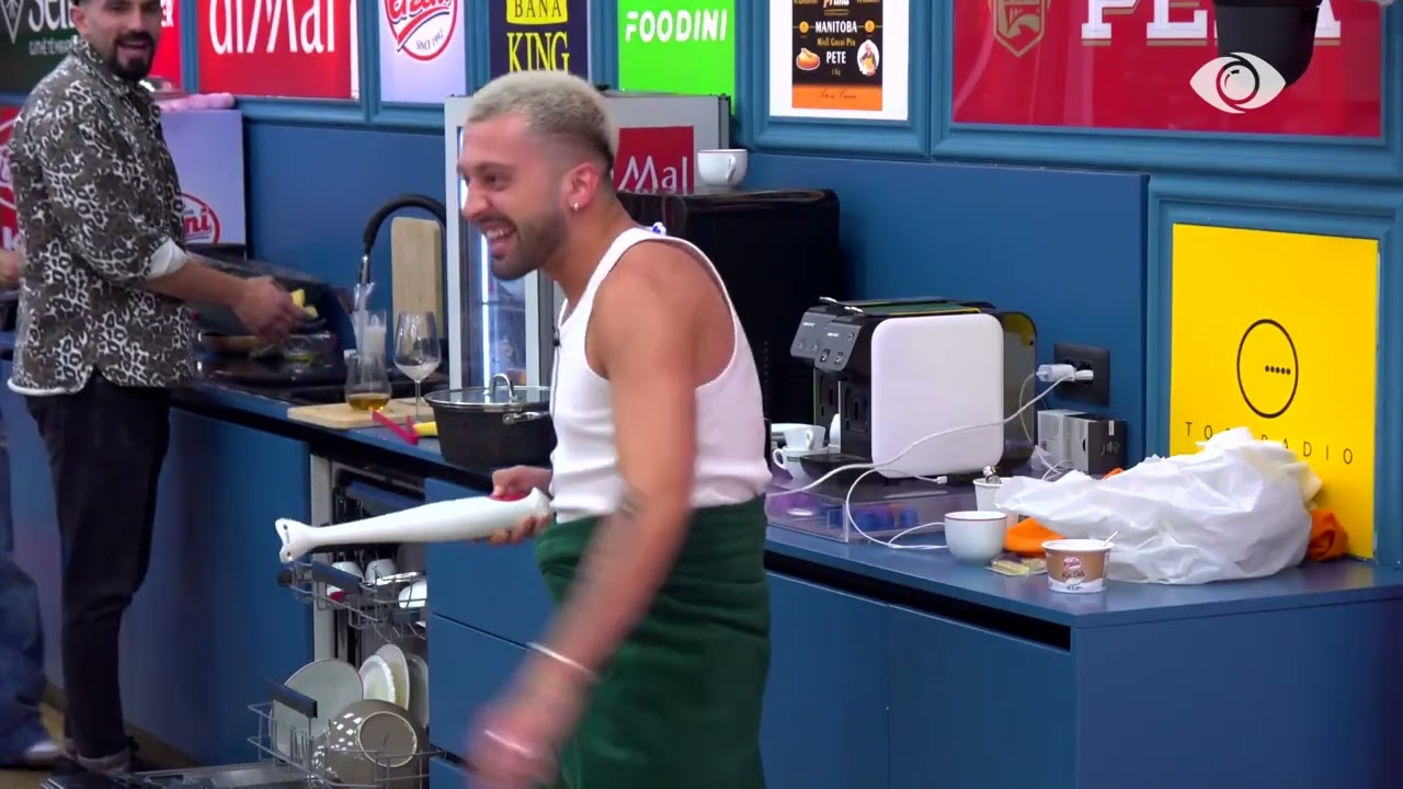 “Ngadalë ta ndezim…”/ Gjesti merr Kellyn një xhiro me motor, batuta mes banorëve