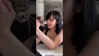 おっぱいを机の上に置きながら【TikTokライブ】Iカップ巨乳医学生