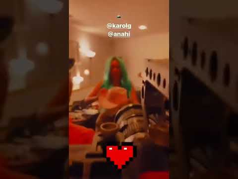 KAROL G Y ANAHI DETRÁS DE CAMARAS