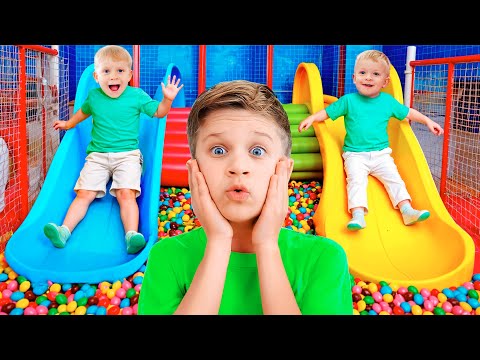 Oliver và Adam vui vẻ với mẹ tại sân chơi