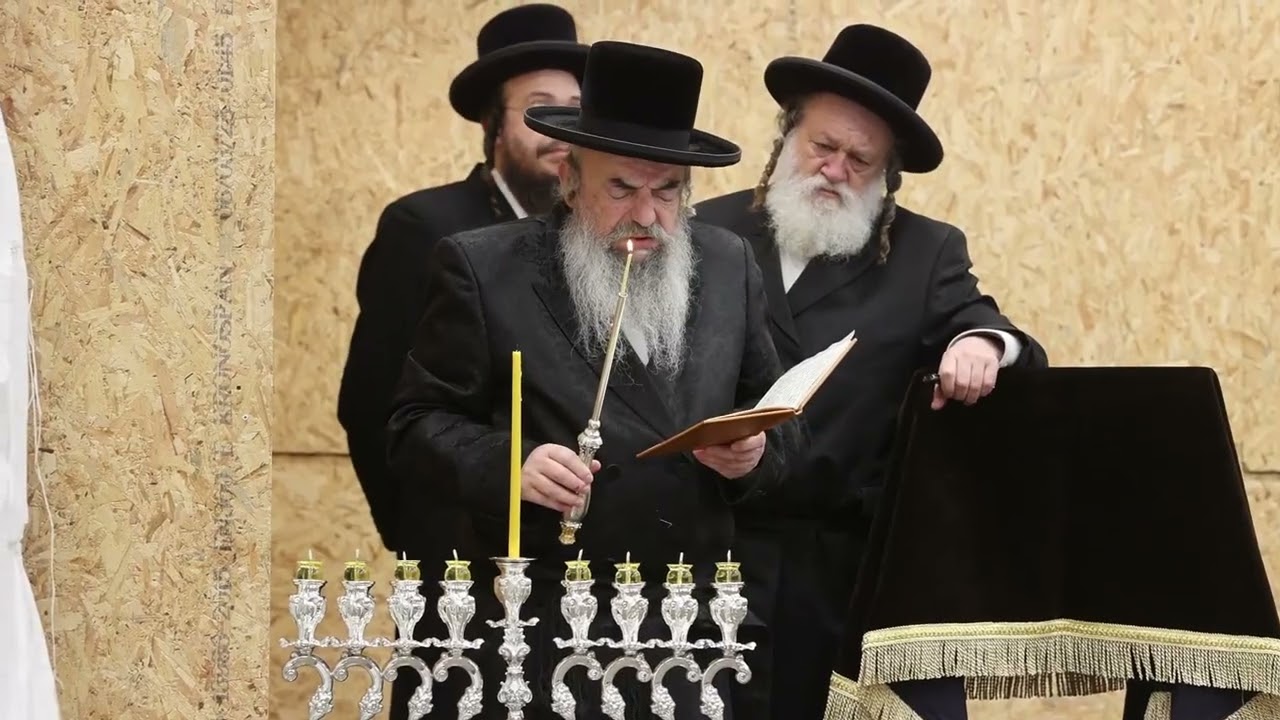 האדמו"ר מלעלוב בהדלקת נר שמיני של חנוכה תשפ"ו | Chanukah Candle Lighting Lelover Rebbe - 2025