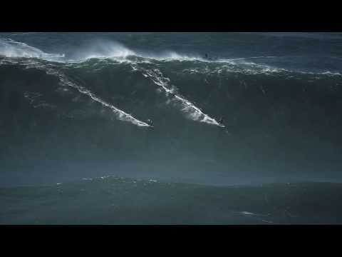 Carlos Burle e Rodrigo Koxa na bomba em Nazaré - Big Swell 2017