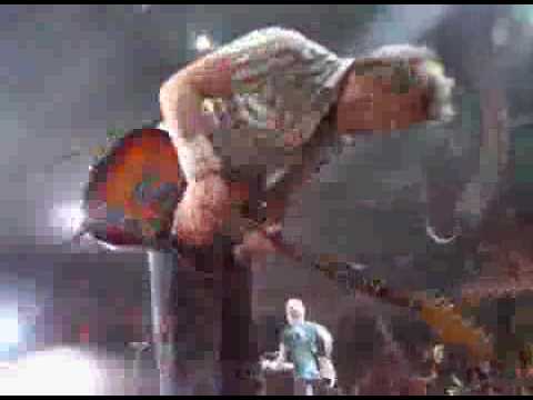 Jason Aldeans Guitarist, Kurt Allsion, Rockin Out
