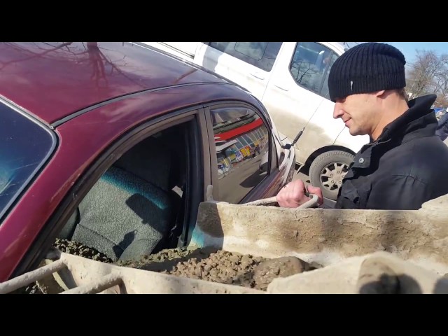 Обозленный муж залил машину жены бетоном+[ВИДЕО]