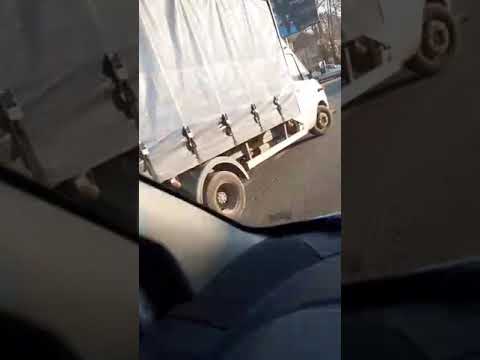 У Надвірній внаслідок аварії причіп фури перекинувся на два автомобілі. ВІДЕО