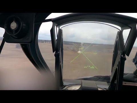 Elicottero russo attira il fuoco ucraino e viene colpito: pilota punta su un campo per salvarsi