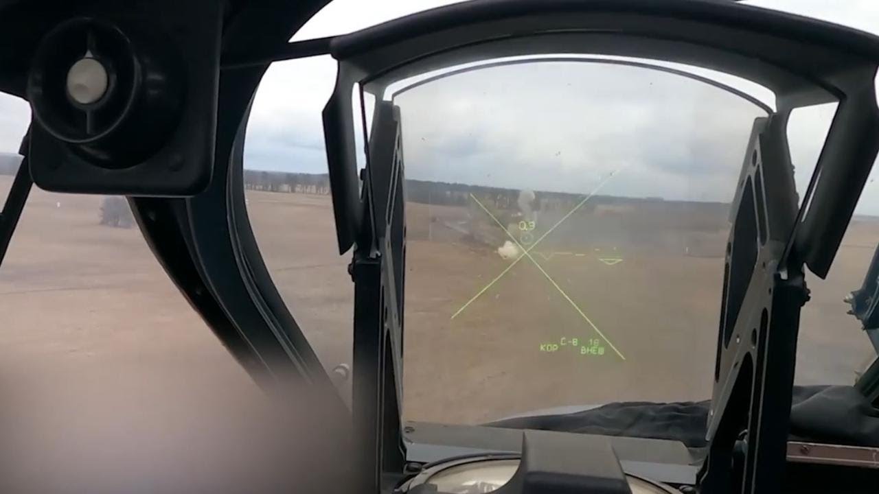 Elicottero russo attira il fuoco ucraino e viene colpito: pilota punta su un campo per salvarsi
