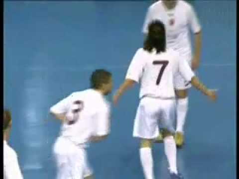 Niesamowity Gol na Hali - Enorme but en salle