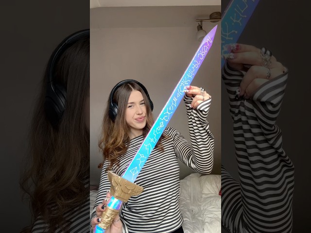 Vídeo relacionado con MMDOCO Accesorios Anime - Espada Láser KOP Hunter para Disfraces de Cosplay, Juguete Halloween para Niños, Carnaval y Fiestas de Máscaras, Color Violeta Iridiscente