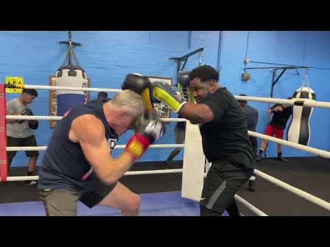 ハリンジィ・ポリス・アンド・コミュニティ・ボクシング・クラブの素晴らしいチームと一緒にハードなラウンドをこなす (PUTTING IN SOME HARD ROUNDS WITH THE INCREDIBLE TEAM AT THE HARINGEY POLICE & COMMUNITY BOXING CLUB)