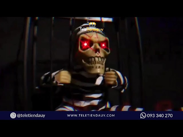 Vídeo relacionado con Animatronics de Halloween - Prisionero de Jaula de Calavera con Ojos iluminados Colgantes, Esqueleto Animado Activado por Sensor de Movimiento para Patio de Fiesta en casa encantada