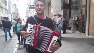 Acest roman nu are un picior si asa isi castiga painea de zi cu zi!