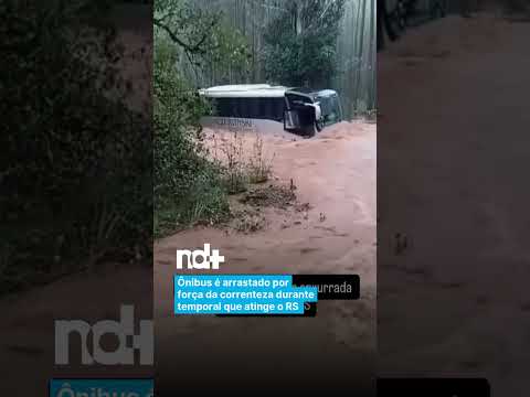 ônibus é arrastado por força da correnteza durante temporal que atinge o RS