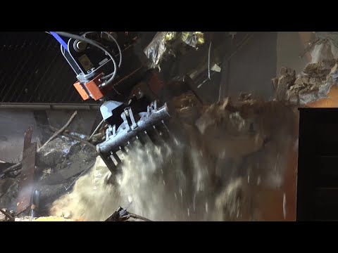 THW reißt einsturzgefährdetes Gebäude zum Teil ab in Troisdorf-Sieglar am 20.12.25 + O-Ton