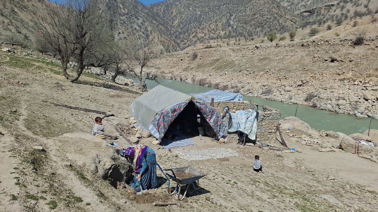 The challenging life of a nomadic mother with three children, struggling to survive and build a home