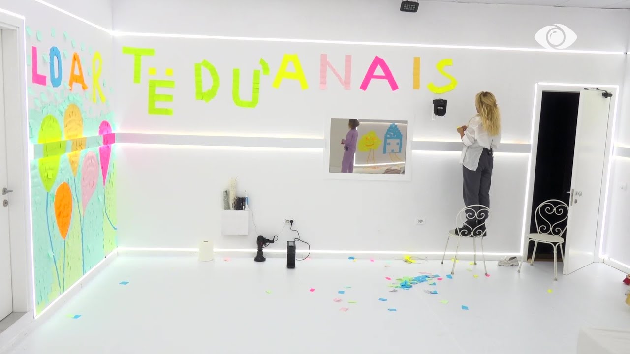 “Të dua…”/ Ja çfarë pikturon Ilnisa në murin e “Dhomës së Bardhë”