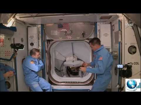 Tripulación del Crew Dragon entrando a la Estación Espacial Internacional