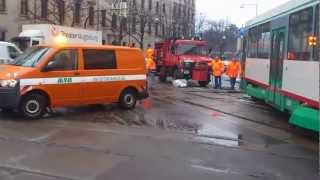 preview picture of video 'Straßenbahunfall Magdeburg / eintreffen des RW Schiene der Verkehrsbetriebe'