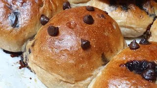 בקלי קלות- לחמניות שוקולד צ'יפס (ליהי קרויץ - מטבח בקלי קלות) - התמונה מוצגת ישירות מתוך אתר האינטרנט יוטיוב. זכויות היוצרים בתמונה שייכות ליוצרה. קישור קרדיט למקור התוכן נמצא בתוך דף הסרטון