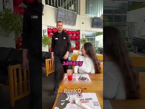 Кажется официант спалился 😅