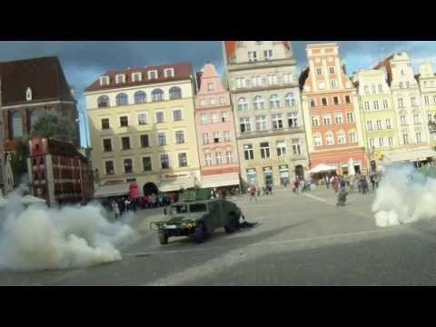 Pokaz walki w terenie zurbanizowanym WSOWL - Wrocław , rynek