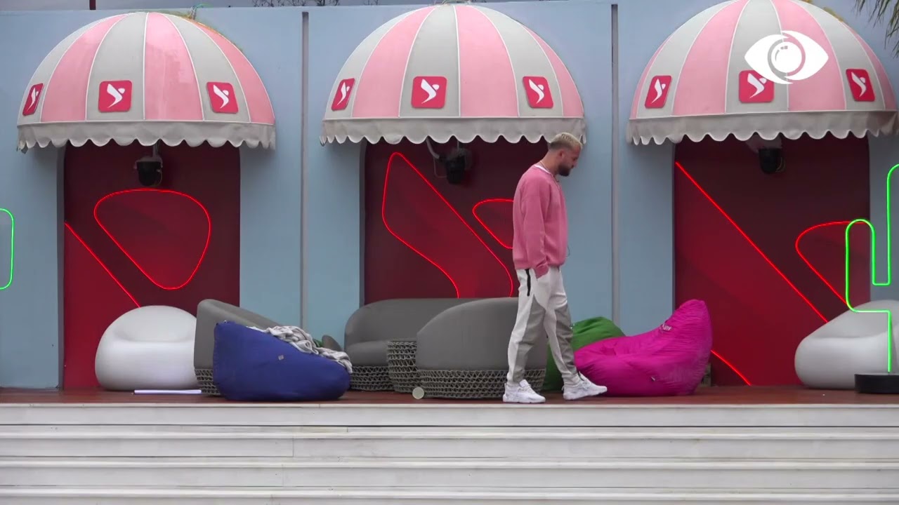 Luizi këndon në pishinë