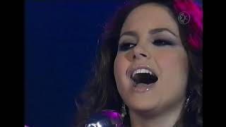 Kadr z teledysku La gata bajo la lluvia tekst piosenki Lucero