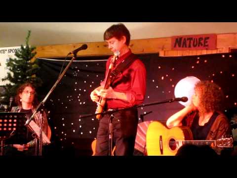 Winter Folk Camp 2011 - Incredible bass solo by David Woodhead