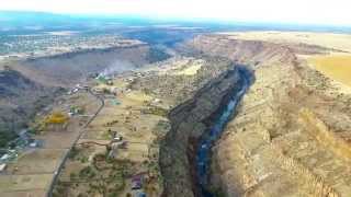 preview picture of video 'Crooked River in Central Oregon, Drone footage.'