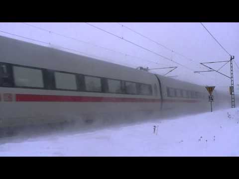 Zugkreuzung in Gundesldorf bei Kronach: ICE T Richtung Berlin und BR 612 als RE Richtung Kronach