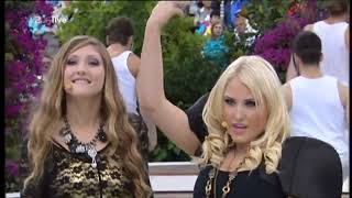 HOFF watches Hayley &amp; Taylor Ann Hasselhoff perform (29 August 2010)