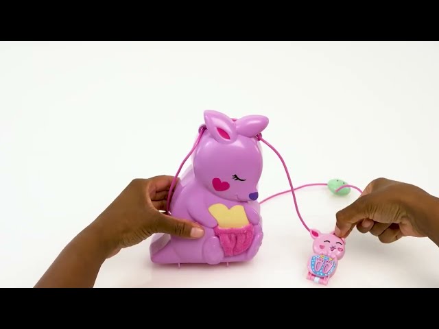 Vídeo relacionado con Polly Pocket Adventures in Rio Mamá mono y su bebé, Cofre-bolso 2 en 1, 2 sets de juego que incluyen 2 mini muñecas, animales y teleférico, juguete regalo para niños y niñas +4 años, HWP04
