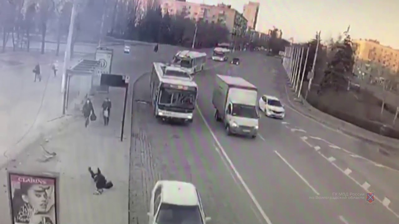 В Волгограде заснувшая за рулем студентка снесла остановку