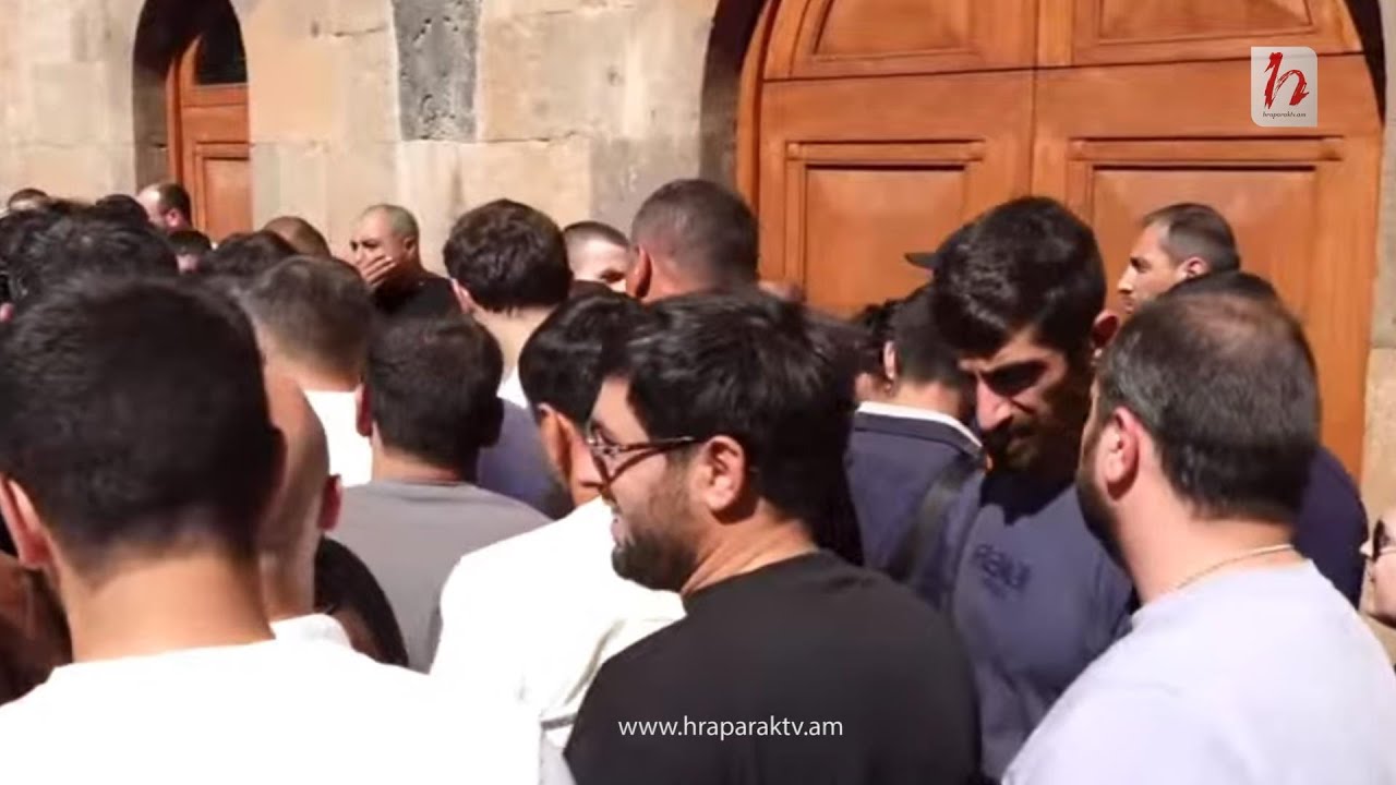 #Ուղիղ․ Ինչ է կատարվում Մայր Աթոռի բակում