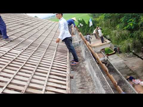 Video hình ảnh tháo gở mái tôn nhà Thờ Giáo xứ Dương Sơn