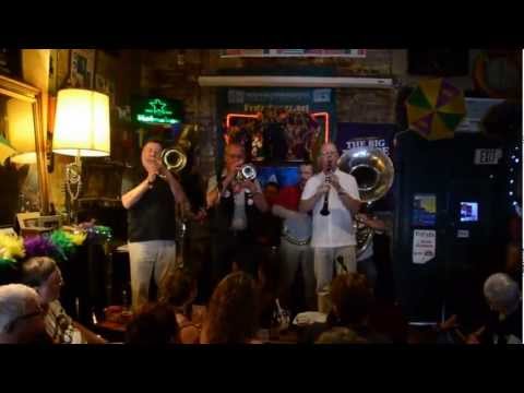 Die Gluzger mit "Minirock" bei Fritzel's, Bourbon Street, New Orleans 2012.avi