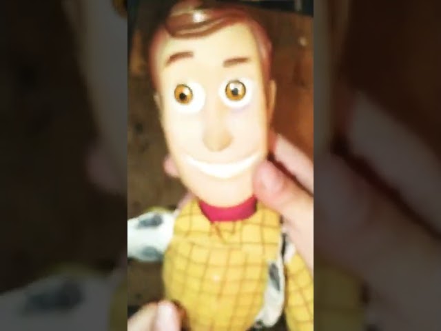 Vídeo relacionado con Disney Store Peluche Mediano de Woody, Toy Story, Altura: 47 cm, Woody de Peluche, el Famoso Vaquero Luce su Atuendo típico, con Detalles Bordados y un Acabado de Tacto Suave