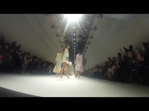 Effigie Photographie au coeur du défilé Shiatzy Chen - Cutting Clouds