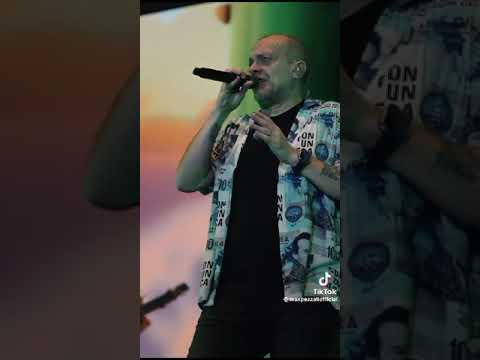 max Pezzali canta .