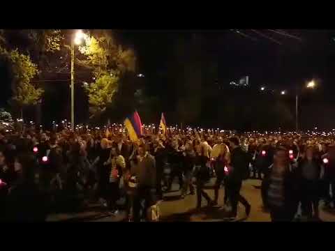 Երթի մասնակիցները ԱԺ-ի մոտ վանկարկում են «Նիկոլ, դավաճան»