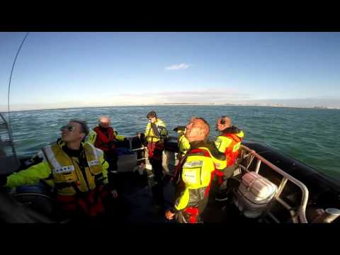 KNRM HvH man van pier gespoeld, gered door omstanders.