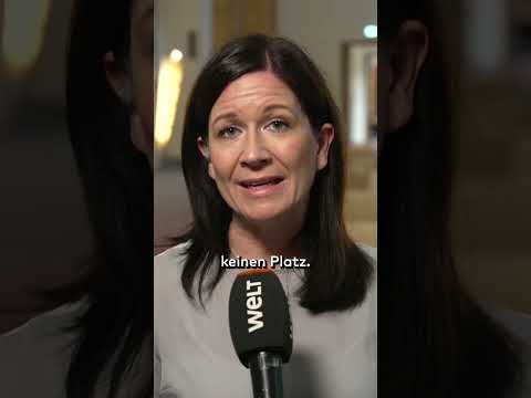 Video Thumbnail: ANTISEMITISMUS AN SCHULEN: Abifeier wird Pro-Palästina-Kundgebung – Politik reagiert empört #shorts