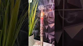 Neue Liebe · Rosa Ritualkerze mit rotem Herz – Bild 4