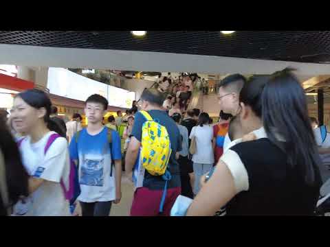 Caminhando pelo shopping subterrâneo Guangzhou Zhengjia Square