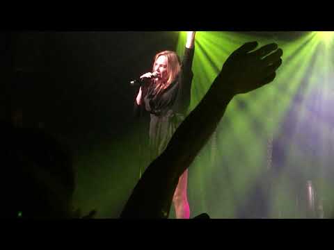 TINA COUSINS Live in Melbourne!