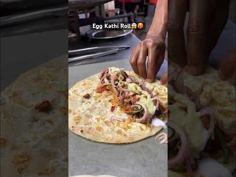 EGG KATHI ROLL🥵😱 #indianstreetfood #streetfood #foodshorts #kathiroll