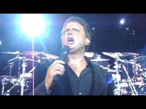 Luis Miguel muy  amable en Brasil !Se sento en escenário!