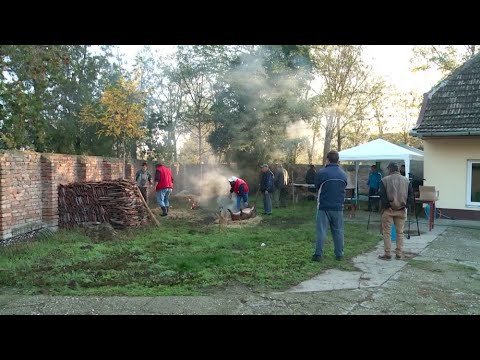 2020.11.07. - Szalmával pörkölték a disznót Tiszaszentmiklóson