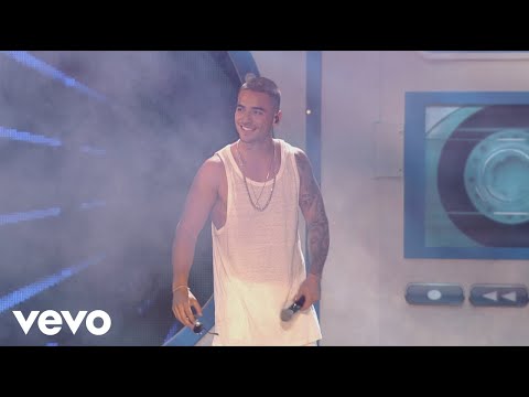 Maluma interpretando «Borró Cassette» en vivo durante Premios Juventud 2015